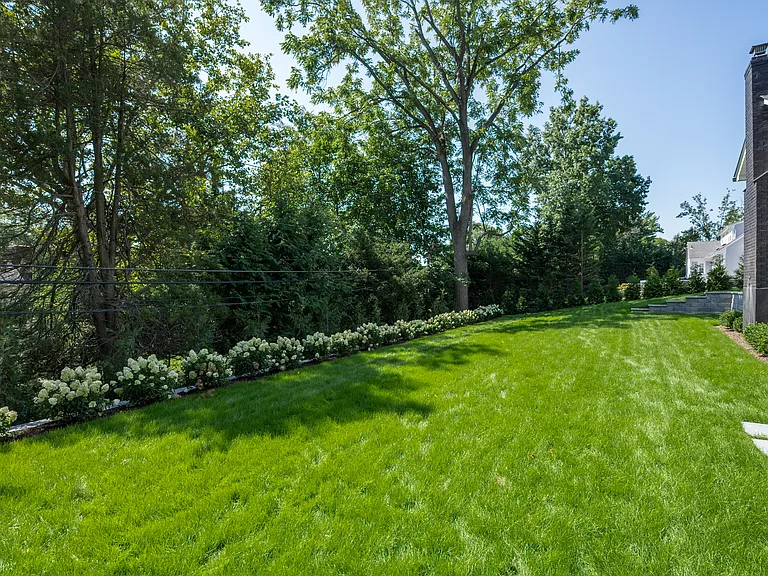 40 Hewlett Ln — Photo 44
