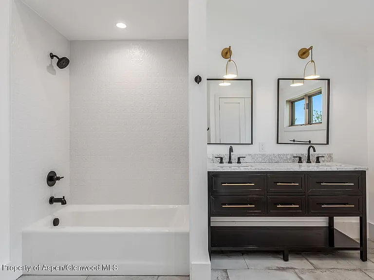 577 Fox Run Dr — Photo 32