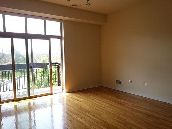 4th image of 1935 S Archer Ave APT 324