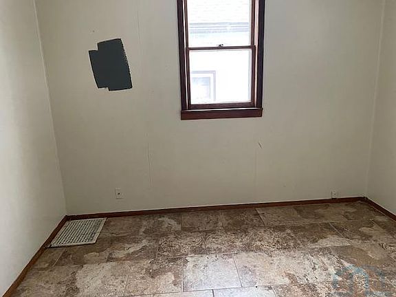 4th image of 721 W 4th St