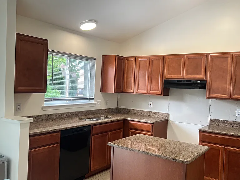 890 Hunt Club Dr — Photo 2