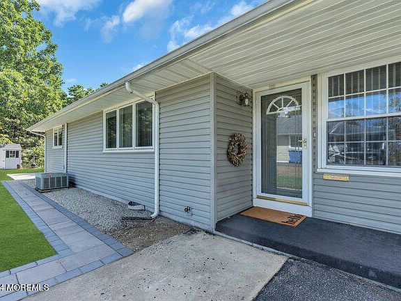 5th image of 27 Yellowstone Drive