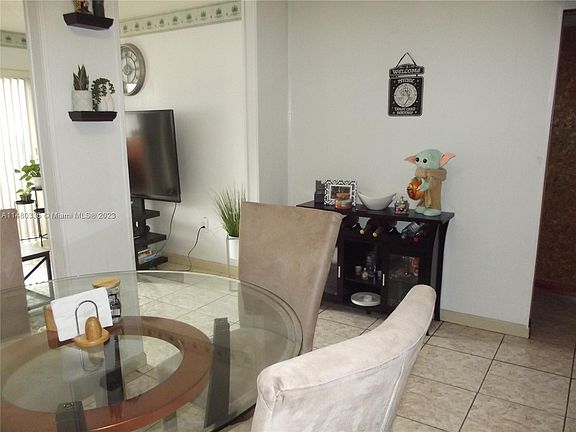 4th image of 1555 W 44th Pl APT 210-B