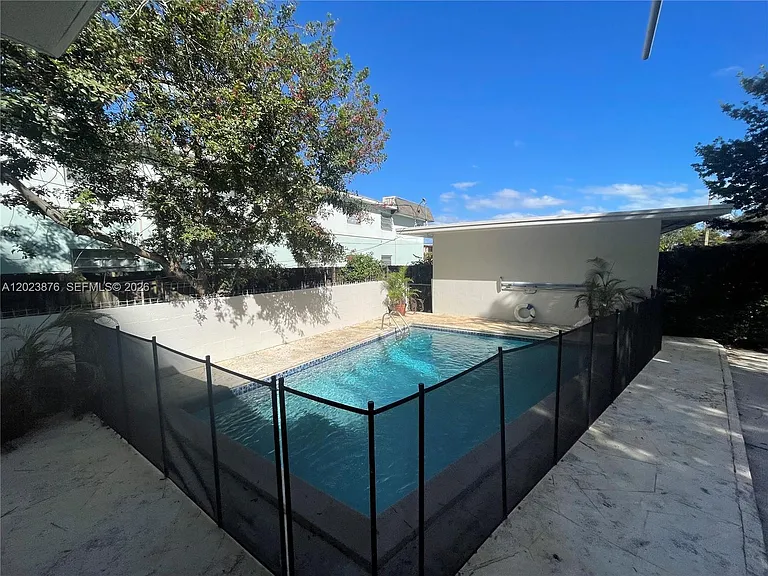 1020 SW 36th Ct — Photo 9