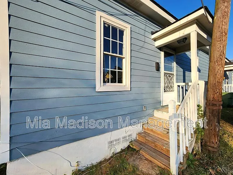 620 W Anderson Ln — Photo 2