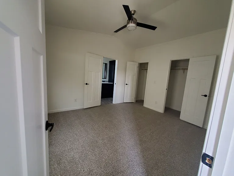 Dwelling at New Braunfels — Photo 39