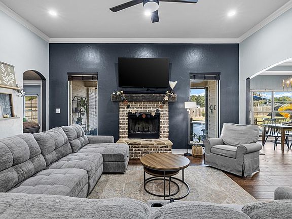 4th image of 626 Karabeth Ln