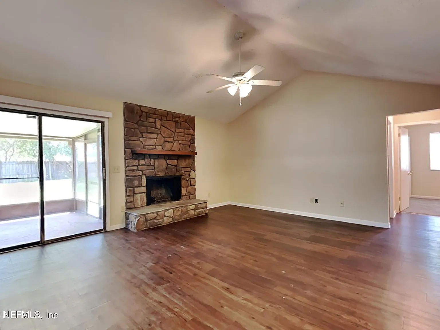 3 bed, 2.0 bath, 1212 sqft, $1,904 — Photo 2