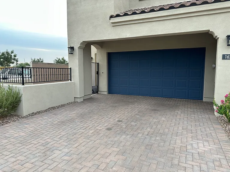 202 E Markwood Dr — Photo 2