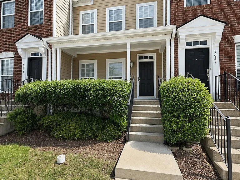 7025 Sunnywood Dr — Photo 1