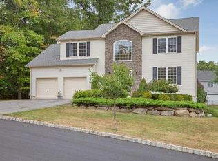 29 Ardmore St, New Windsor, NY 12553