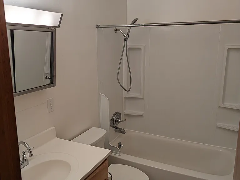 1806 Lakeway Dr — Photo 5