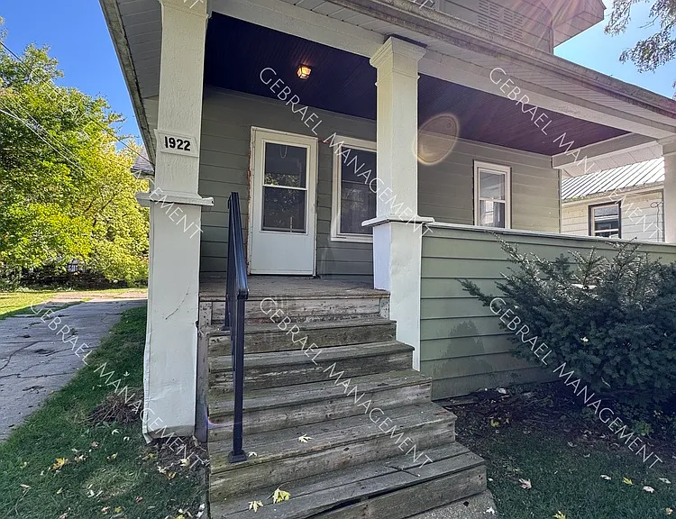 1922 Benjamin St — Photo 6