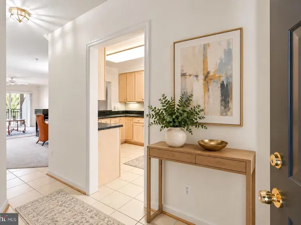 8856 Ashgrove House Ln APT 102, Vienna, VA 22182