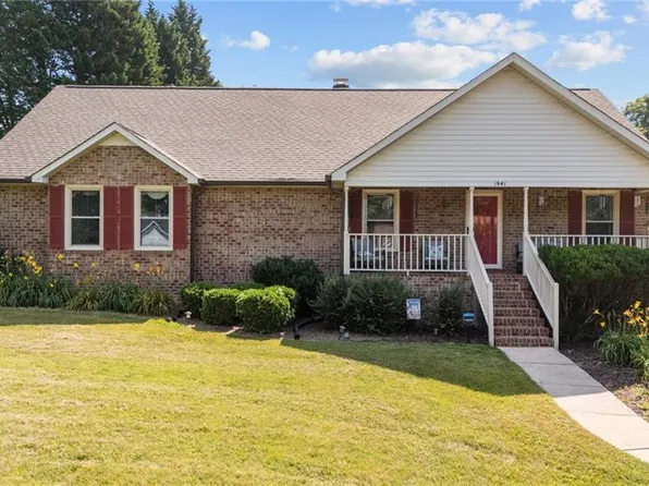 1941 Larkhill Dr, Kernersville, NC 27284