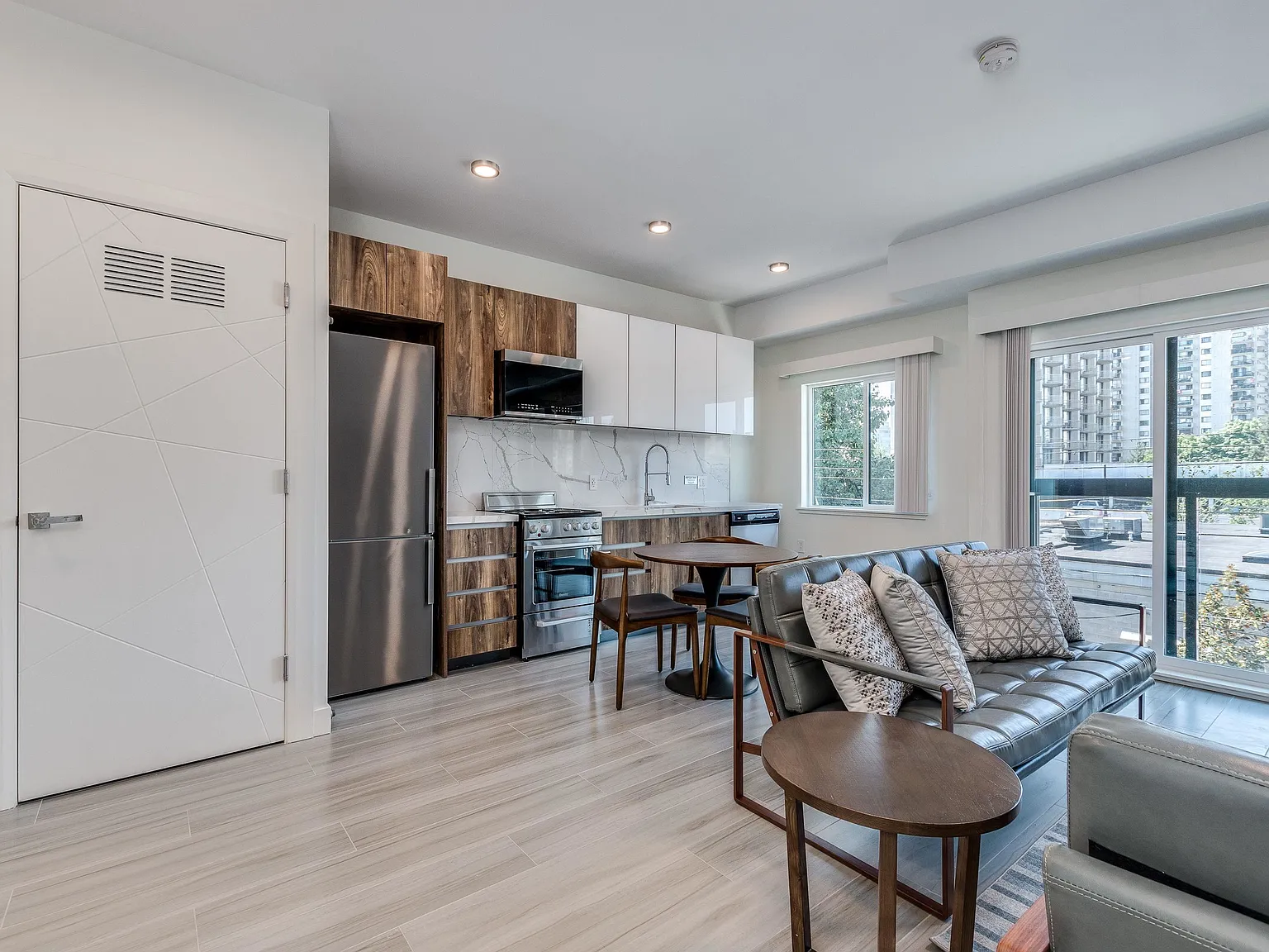 2 bed, 735 sqft, $3,950 — Photo 3