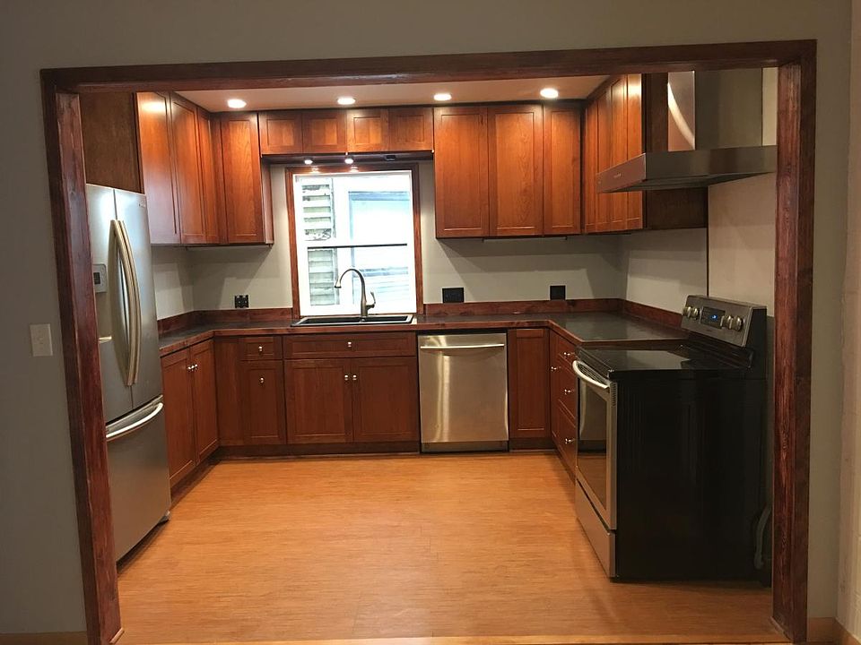 Large Kitchen w/ Refrigerator, Dishwasher & Stove & Microwave