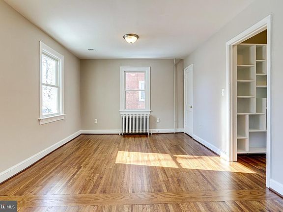3rd image of 530 E Alexandria Ave