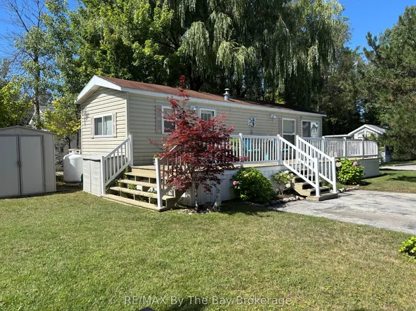 15 Huron Cir, Wasaga Beach, ON L9Z 1X7