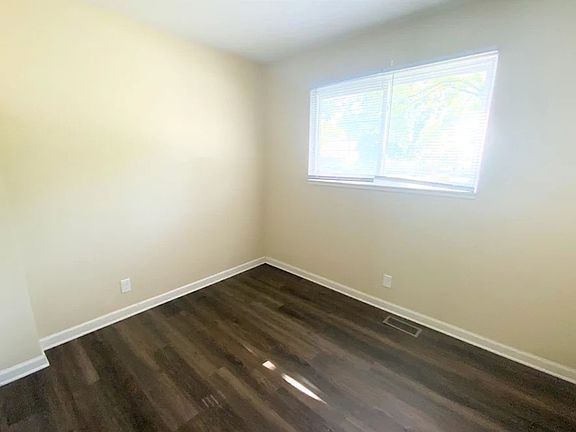 4th image of 160 Bedford Rd