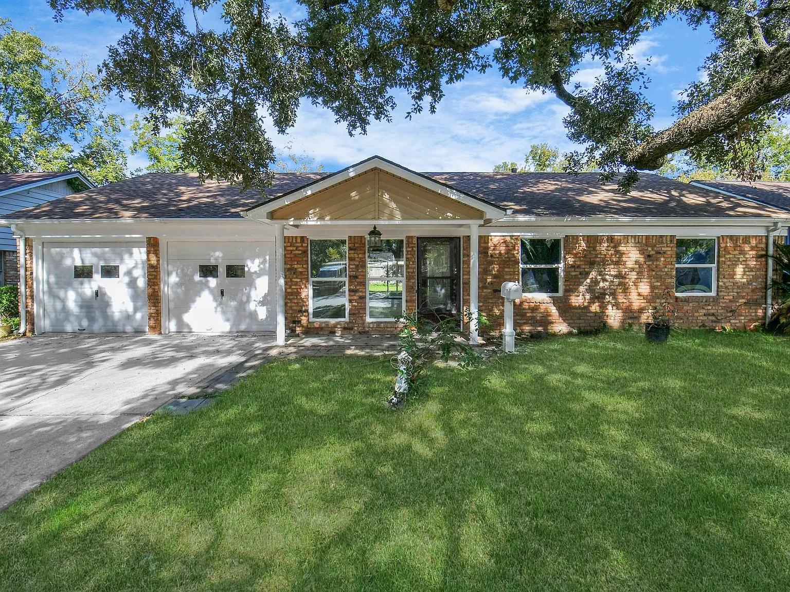 3 bed, 1.5 bath, 1560 sqft, $2,200 — Photo 2