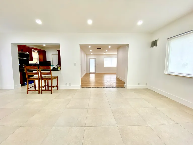 3250 SW 18th Ter — Photo 12