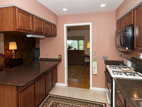 2nd image of 503 Red School Ln