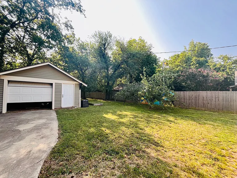 205 S Flood Ave — Photo 13