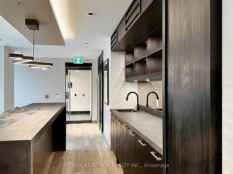 327 King St W #4105 — Photo 8