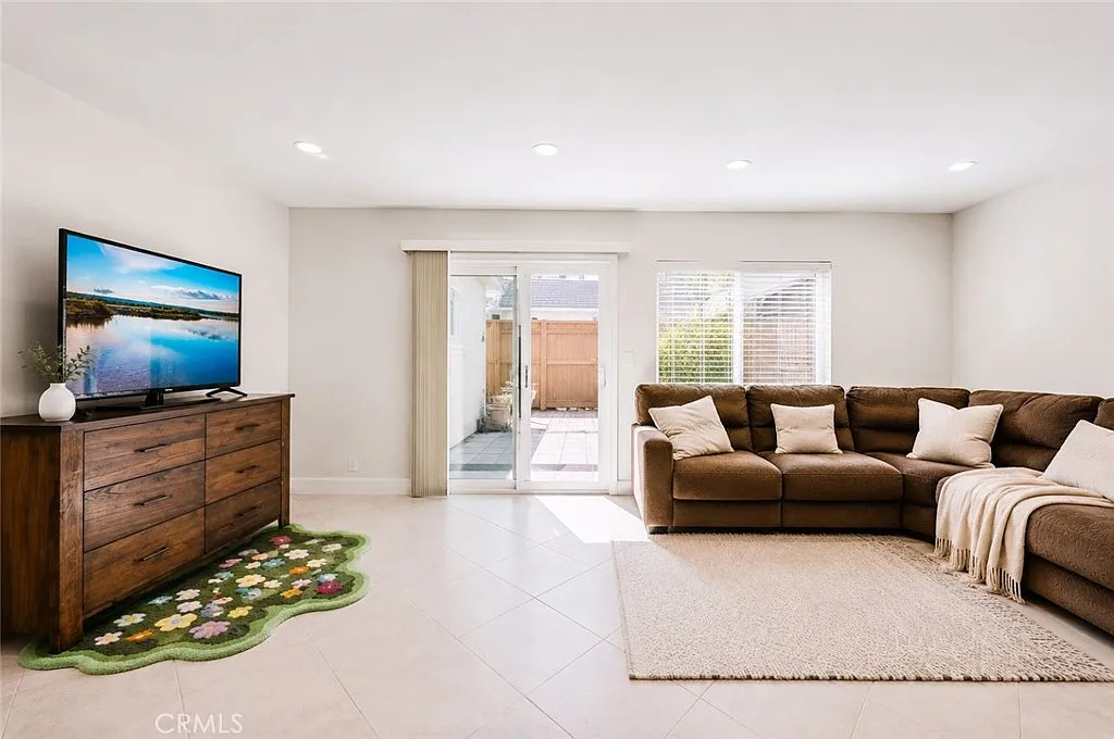 3 bed, 1.5 bath, 1260 sqft, $4,250 — Photo 1