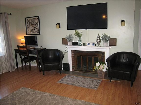 3rd image of 110 Marian Dr