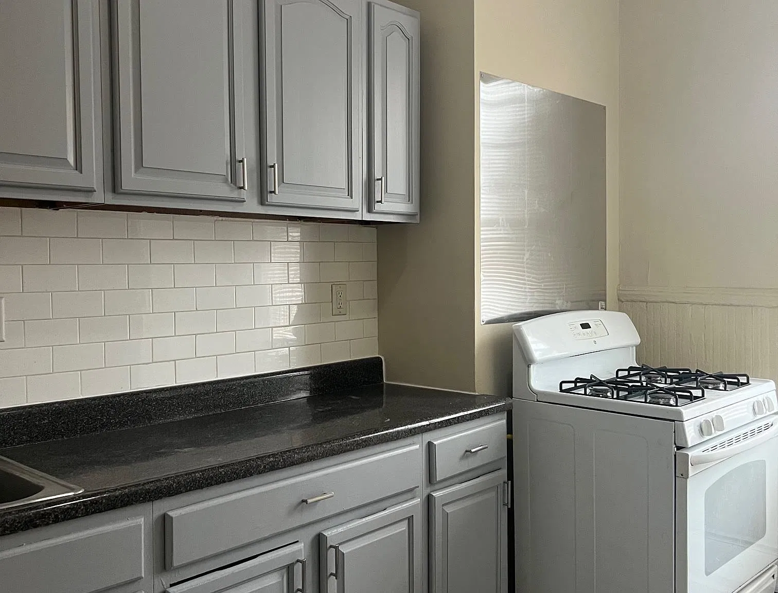 2 bed, 1.0 bath, 750 sqft, $2,045 — Photo 2