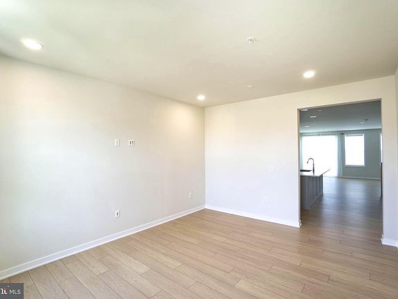 5th image of 332 Aspen Way