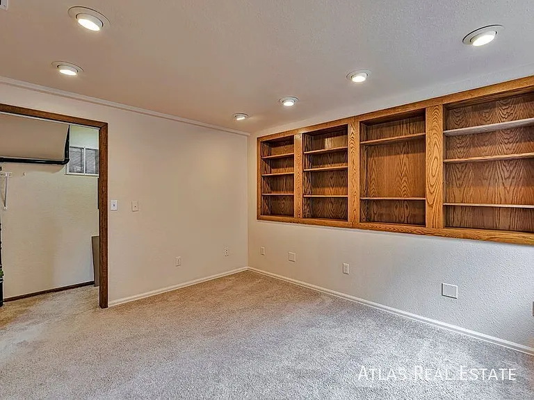 8150 Camfield Cir — Photo 16