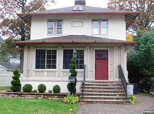 1059 Edgewood Ln, Fort Lee, NJ 07024