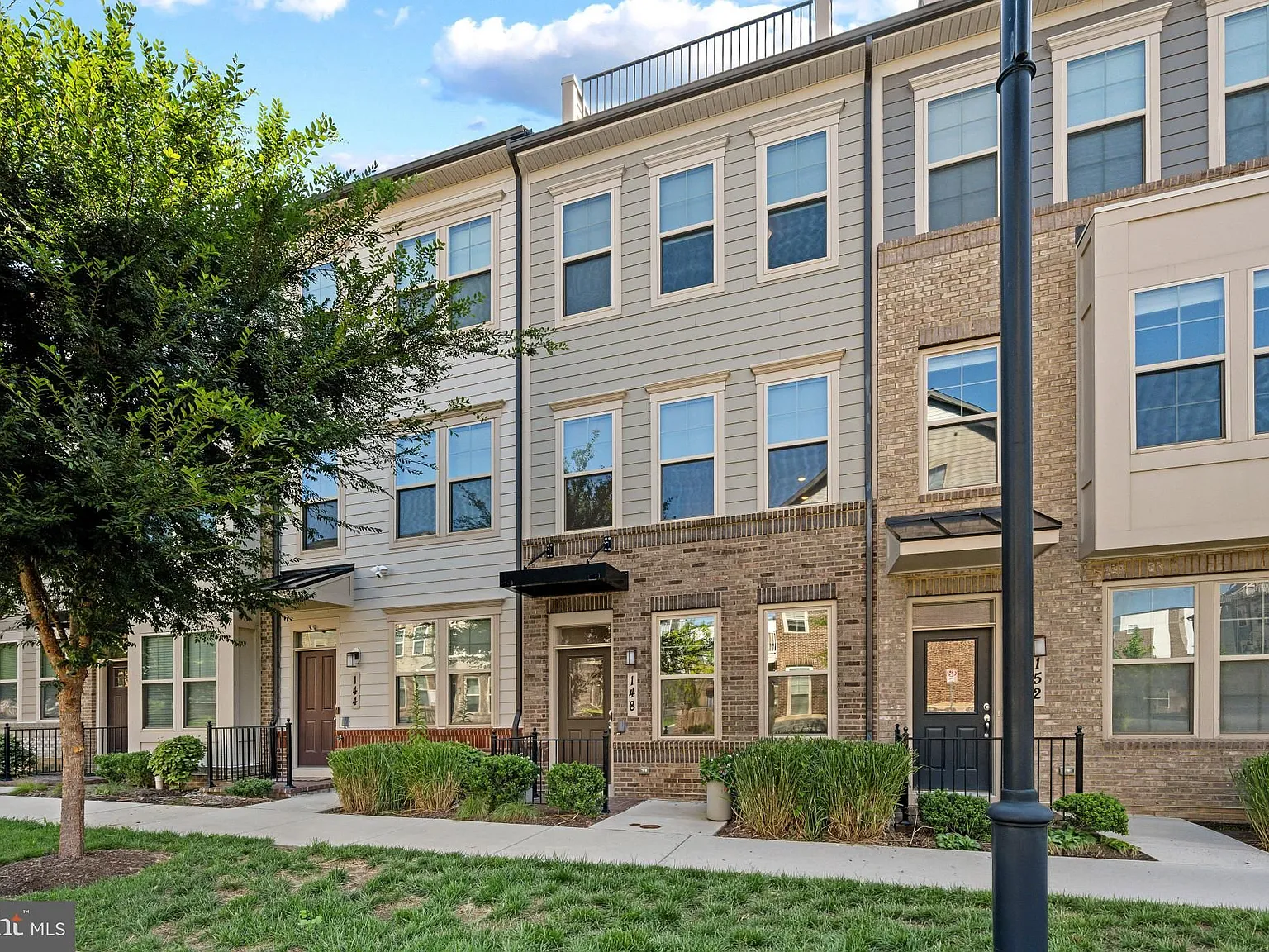 3 bed, 5.0 bath, 1600 sqft, $3,775 — Photo 3