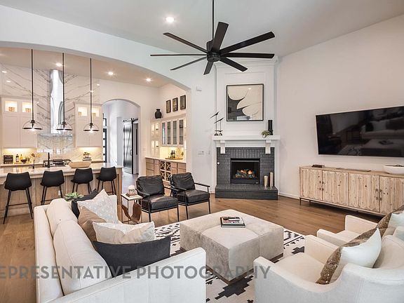 4th image of 1104 Everglade Way