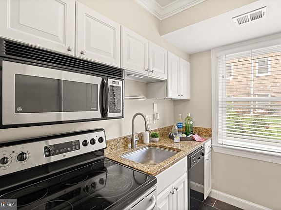 4th image of 718 S Washington St APT 101