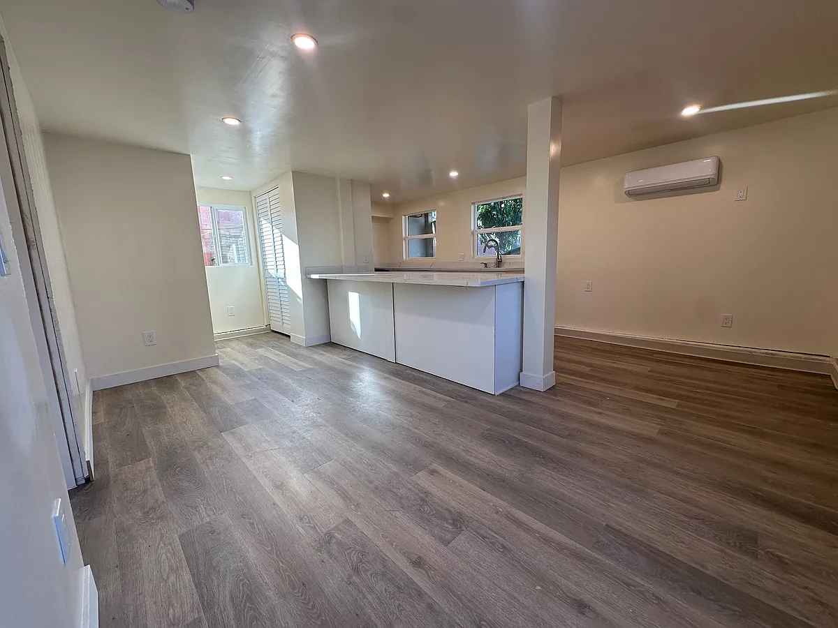 Building Photo - 3447 1/2 S Caspian Ave #3447-5