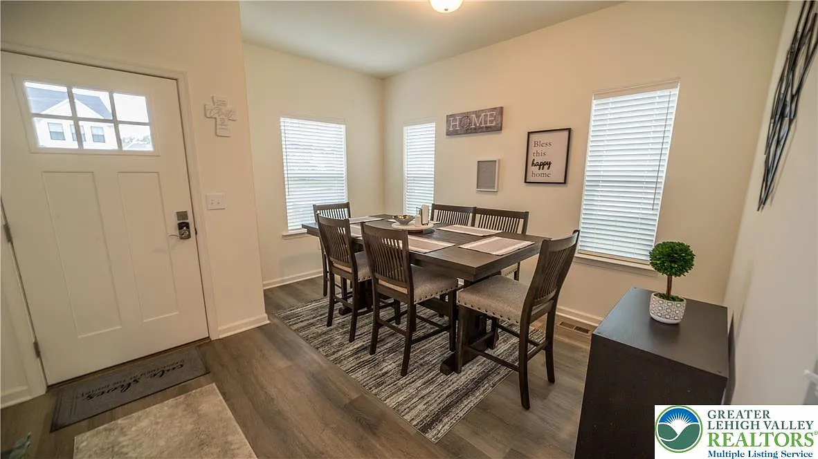4 bed, 3.5 bath, 2354 sqft, $3,400 — Photo 4