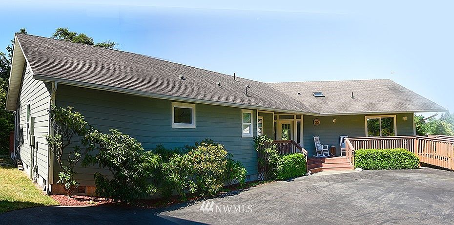 Located at the back of a cul-d-sac, detached 3 bay, garage & a guest apartment.>
