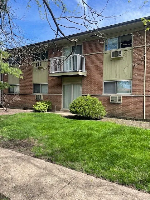 Pebblewood Court Apartments — Photo 2