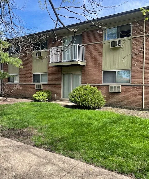 Pebblewood Court Apartments — Photo 2