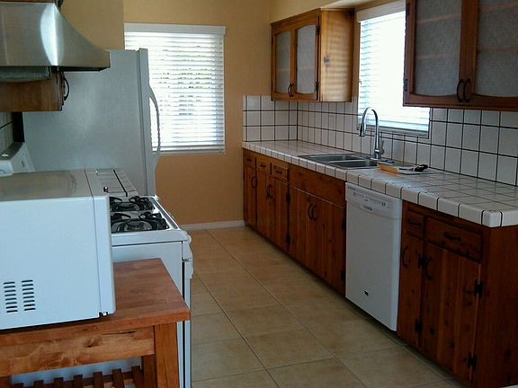 Fully furnished kitchen