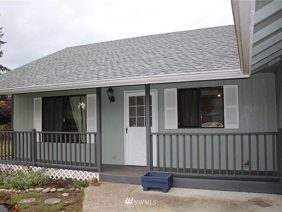 Welcome home! This darling rambler is just waiting for you. 