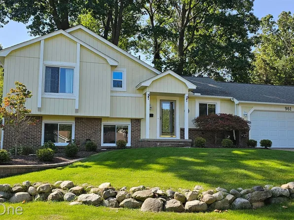 961 Abbey Ln, Milford, MI 48381