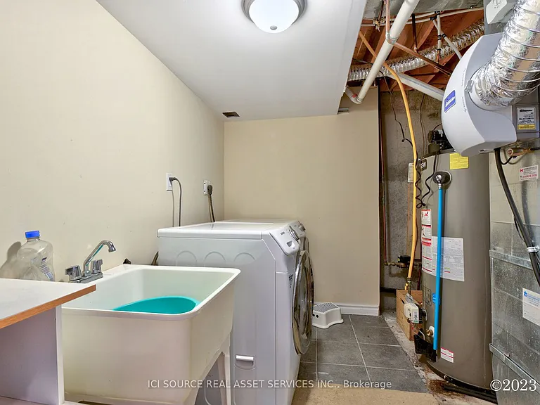 2 Waterton Cres — Photo 27