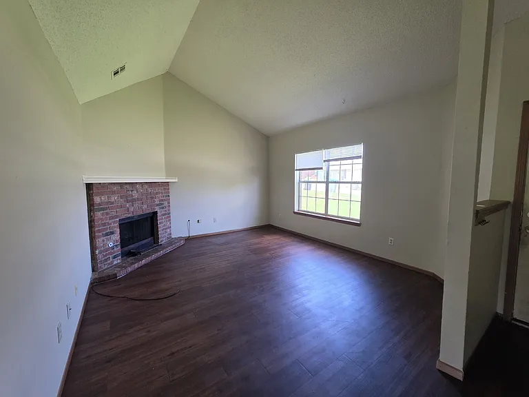 2430 W Gum St — Photo 2