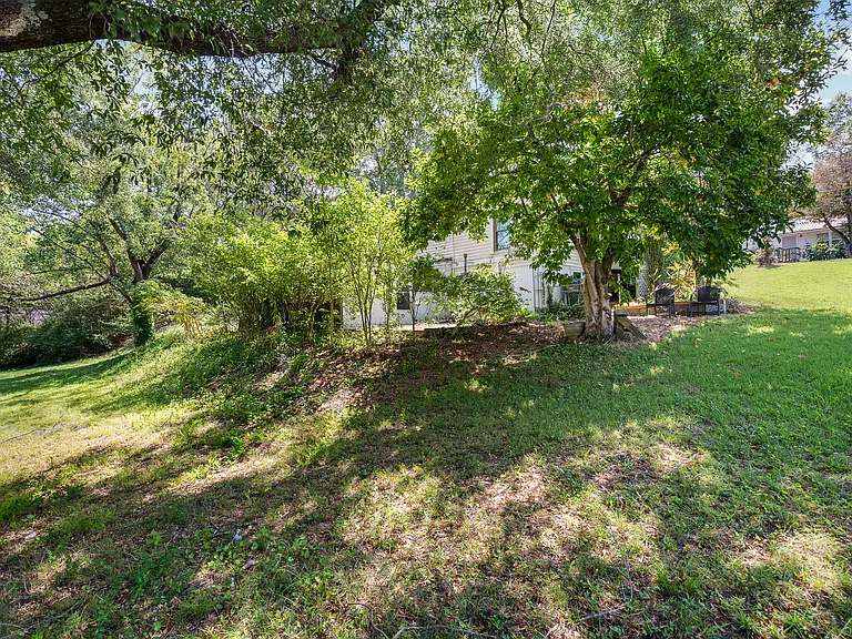 215 Wilson St — Photo 41
