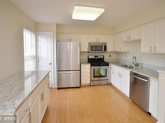 Gourmet Kitchen with Granite and S/S Appliances